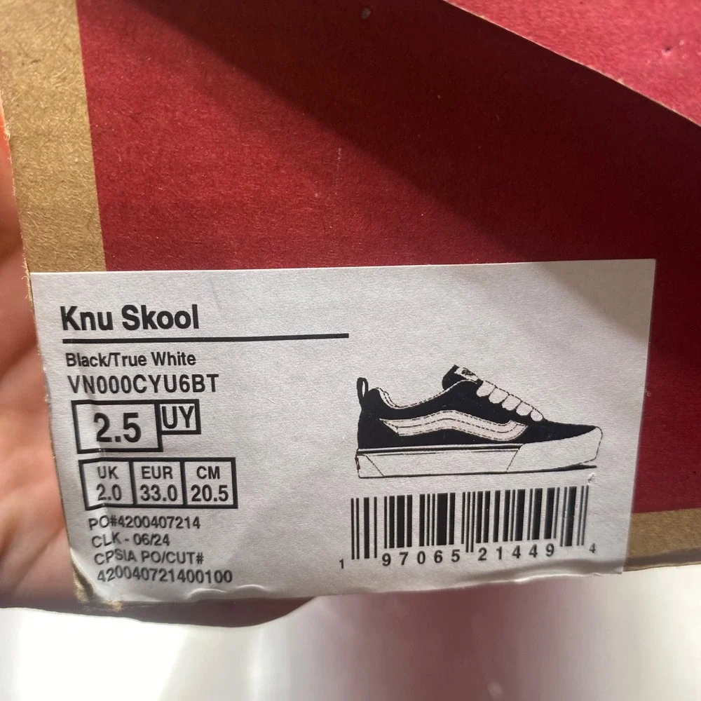 NEW Vans Knu Skool Black White Kids Size‎ 2.5 Low Top Skate Shoes Sneakers